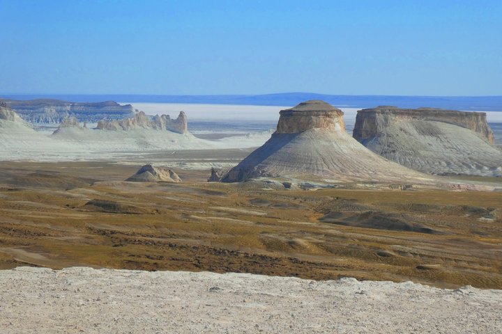 Unendliche Weite in Mangystau Blick über die weite Ebene in Mangystau mit den Kalksteinbergen