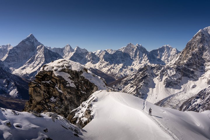 Abstieg vom Lobuche Peak Bergsteiger am Lobuche Peak mit Panorama