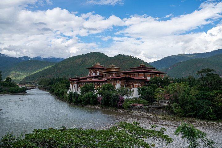 Fluss und Punakha Dzong in Bhutan Der Dzong von Punakha in Bhutan