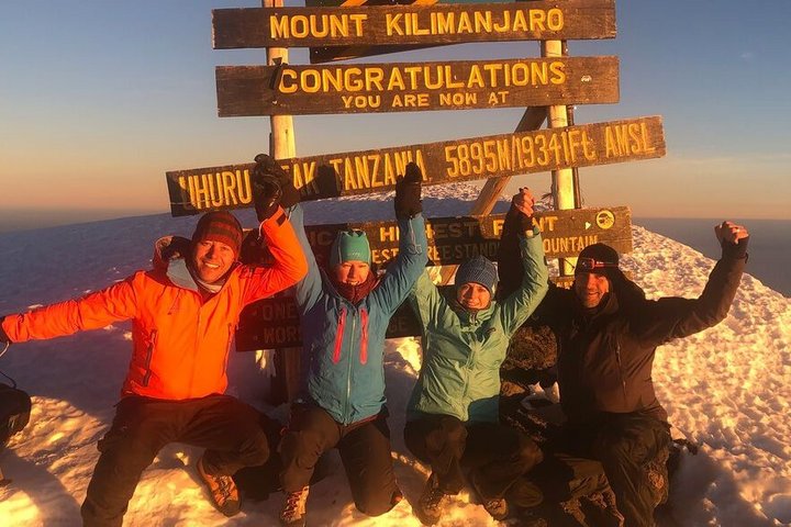 Gipfel-Gruppenfoto auf dem Kilimanjaro