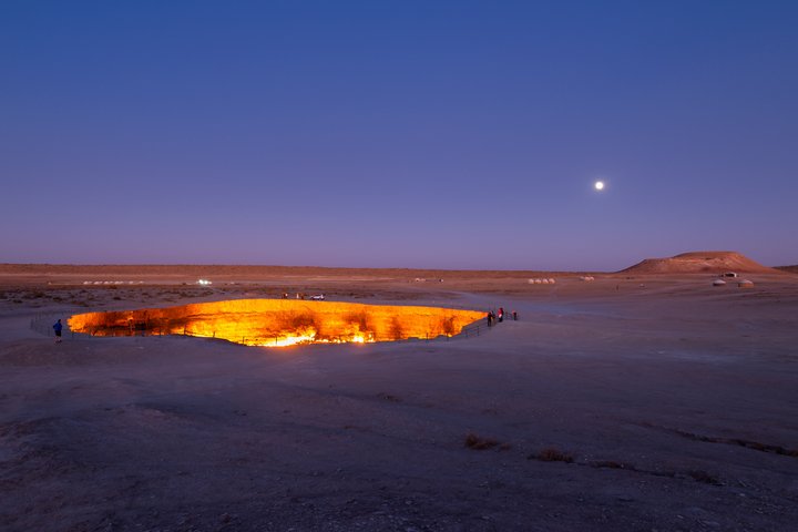 Der Dervaza-Krater bei Nacht Der Dervaza-Krater in Turkmenistan bei Nacht